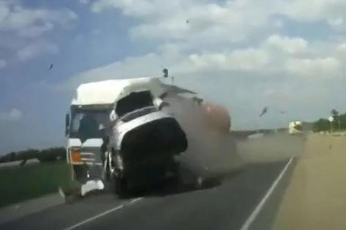 Vượt ẩu tốc độ cao, ô tô con lao thẳng vào xe bồn
