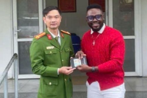 Hà Nội: Người dân tức tốc trình báo Công an sau khi nhặt được 'món đồ quý'