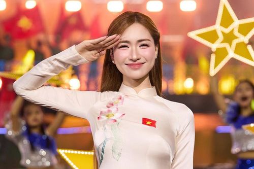 Hòa Minzy báo tin vui