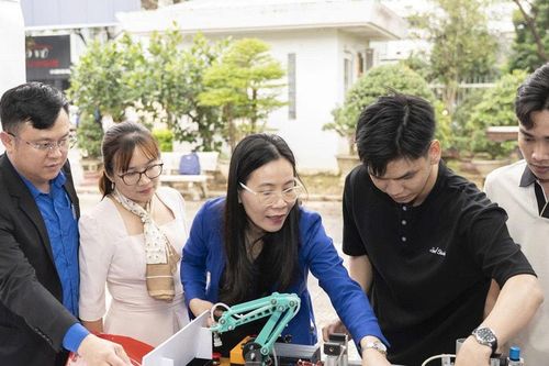Thắp lửa khởi nghiệp trong thanh niên