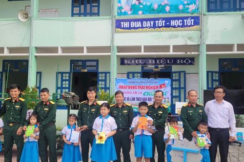 Thêm yêu bộ đội Cụ Hồ