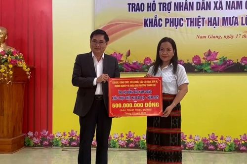 Trao 650 triệu đồng hỗ trợ xã Nam Giang khắc phục thiệt hại do mưa bão