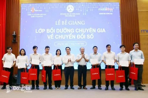 119 học viên được trao chứng nhận hoàn thành bồi dưỡng chuyên gia về chuyển đổi số