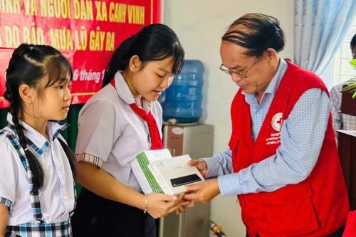 Trao quà hỗ trợ người dân xã Canh Vinh và Tuy Phước Đông