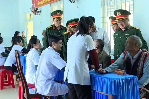 Đoàn Kinh tế - Quốc phòng 715 khám bệnh và tặng quà cho người dân 2 xã Ia O và Ia Krái
