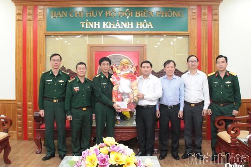 Phó Bí thư Tỉnh ủy, Chủ tịch HĐND tỉnh Khánh Hòa Lâm Đông thăm, chúc mừng các đơn vị quân đội và Bà mẹ Việt Nam anh hùng