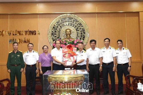 Phó Bí thư Tỉnh ủy, Chủ tịch Ủy ban MTTQ Việt Nam tỉnh Khánh Hòa Nguyễn Khắc Hà thăm, chúc mừng các đơn vị quân đội