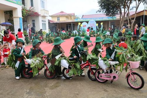 Hoạt động trải nghiệm 'Chú bộ đội tí hon'