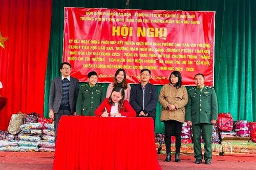 Ký kết hoạt động phối hợp kết nghĩa và trao quà cho học sinh