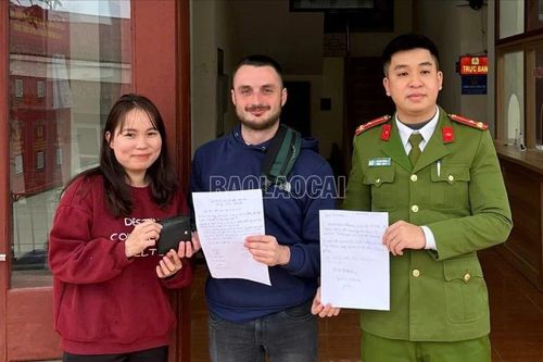 Công an phường Sa Pa giúp du khách Australia tìm lại tài sản thất lạc