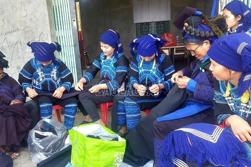 Mùa thêu thổ cẩm trên bản Hà Nhì