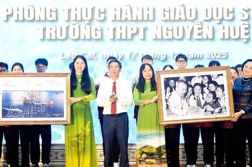Phó Thủ tướng Chính phủ Phạm Thị Thanh Trà dự lễ khánh thành Phòng Thực hành giáo dục STEM tại Trường THPT Nguyễn Huệ