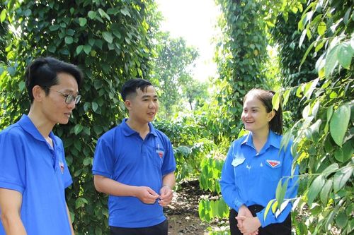 Những hạt nhân tích cực của buôn làng