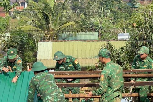 Không quản ngày giờ, lính quân hàm xanh Lâm Đồng giúp dân sớm có nhà mới