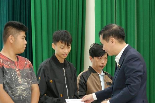 ĐBQH Lâm Đồng thăm, tặng quà trẻ em khó khăn ở Đinh Văn Lâm Hà
