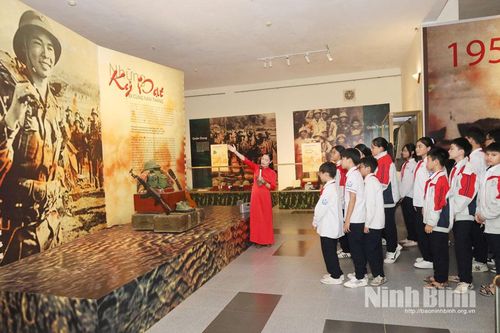 Gần 200 học sinh Trường THCS Phùng Chí Kiên tham gia hoạt động trải nghiệm tại Bảo tàng tỉnh