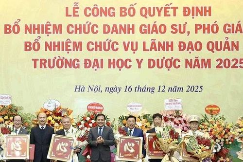 Phó Chủ tịch UBND tỉnh Nguyễn Huy Ngọc nhận Quyết định bổ nhiệm chức danh Giáo sư ngành Y học
