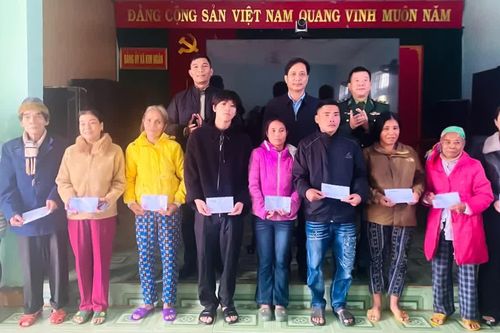 Bộ đội Biên phòng hỗ trợ các hộ gia đình bị ảnh hưởng mưa lũ tại xã Kim Ngân