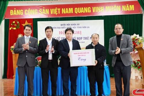 Đoàn đại biểu Quốc hội tỉnh Sơn La tiếp xúc cử tri xã Xím Vàng