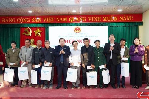 Đoàn đại biểu Quốc hội tỉnh Sơn La tiếp xúc cử tri xã Mường É