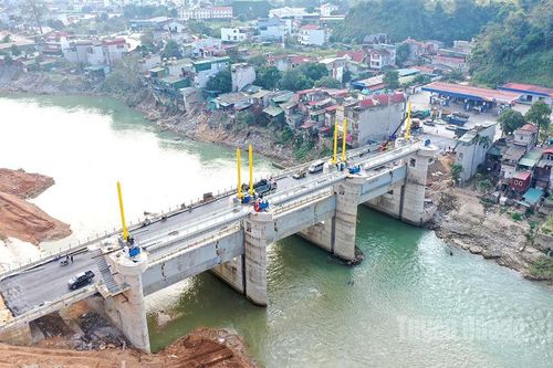 Hối hả trên công trình Đập dâng nước tạo cảnh quan