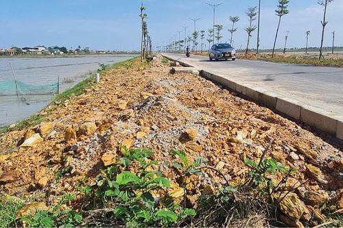 Yêu cầu nhà thầu vận chuyển đá phong hóa ra khỏi công trình