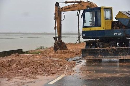 Chuyển ra khỏi công trường 300 mét khối đất đá phong hóa