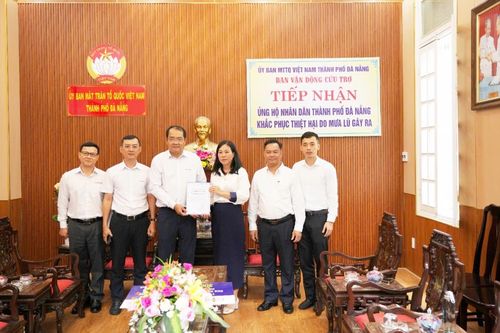 Thủy điện Sông Bung đại diện Tổng công ty Phát điện 2 trao hỗ trợ thành phố Đà Nẵng khắc phục hậu quả bão lũ