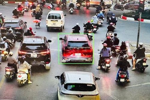Hà Nội: Camera AI phát hiện gần 90 ô tô, hàng trăm xe máy vượt đèn đỏ