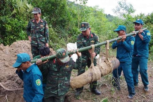 Nước lũ xói mòn làm lộ quả bom hơn 150kg trong vườn nhà dân ở Khánh Hòa