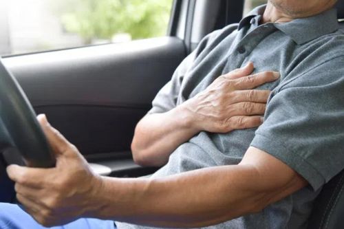 Vì sao có những cơn đau nhói đột ngột ở tim, nguy hiểm không?