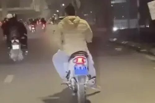 Phạt người lái xe máy biển xanh không đội mũ bảo hiểm