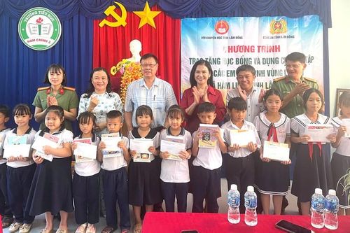 Hội Khuyến học tỉnh Lâm Đồng trao hơn 70 triệu học bổng, phần quà hỗ trợ học sinh vùng lũ Hàm Liêm
