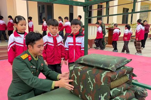 100 học sinh Trường Tiểu học Hòa Chung tham gia chương trình 'Chúng em tập làm chiến sĩ'