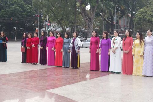 Đoàn đại biểu Phụ nữ tỉnh viếng Đài liệt sĩ tỉnh, dâng hoa Tượng đài Chủ tịch Hồ Chí Minh