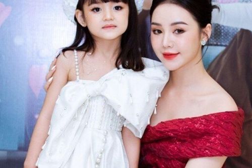 Bé gái Hà Nội kiếm tiền triệu/giờ khiến mẹ ruột thấy biết ơn, 8 tuổi đã ăn cơm đoàn phim nhiều hơn cơm nhà