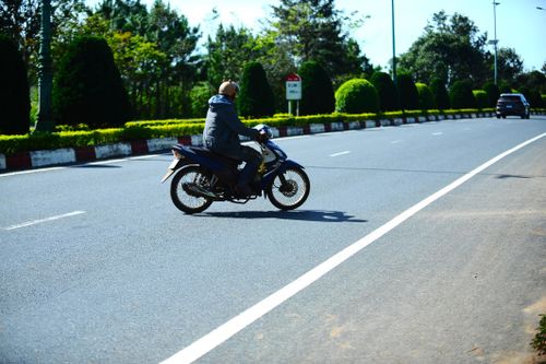 Rùng mình cảnh xe máy băng ngang, đi ngược chiều tại cao tốc Liên Khương - Prenn