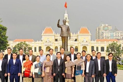 Đoàn lãnh đạo tỉnh Hủa Phăn, Lào tưởng niệm Chủ tịch Hồ Chí Minh