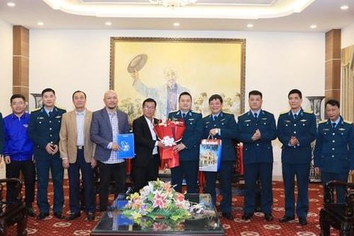 Báo Hànôịmới thăm, chúc mừng các đơn vị quân đội