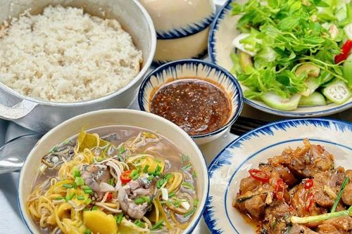 Vợ chồng trẻ 'giữ lửa' hôn nhân bằng mâm cơm 60.000 đồng