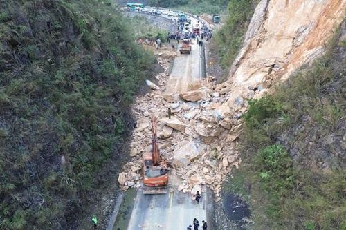 Chuyên gia chỉ cách phòng tránh rủi ro sạt lở khi đi đường đèo núi