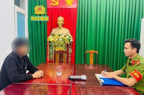 Công an làm việc với nam thanh niên hát karaoke gây ồn ào