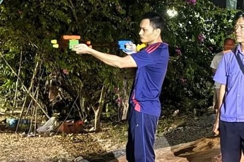 Dựng lại hiện trường vụ con rể dùng 2 khẩu súng nã đạn vào nhà bố vợ, cướp tài sản