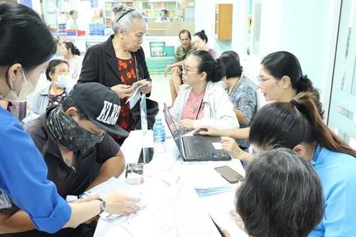 Bệnh viện Y học cổ truyền TPHCM tặng thẻ BHYT cho người cao tuổi, khó khăn