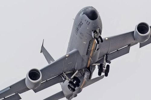 Phi đội 10 máy bay tiếp dầu Mỹ KC-135 đồng loạt xuất hiện gần Venezuela
