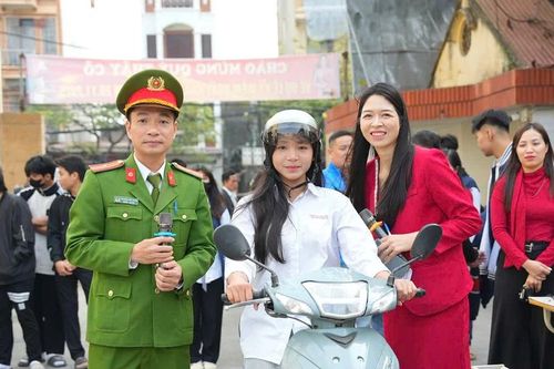 Học sinh hào hứng luyện tập các kỹ năng lái xe gắn máy an toàn