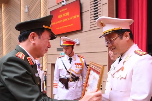 Đại tá Hồ Song Ân, Giám đốc Công an tỉnh Quảng Ngãi được trao tặng Huân chương Chiến công hạng Ba