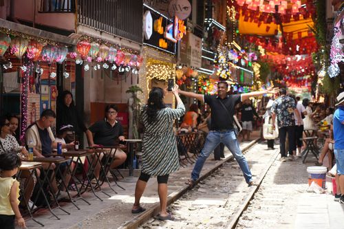 Khách Tây đến Hà Nội đông nhưng chi tiêu dè dặt