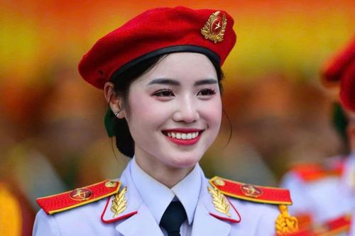 Chiến sĩ diễu binh 'khối hoa hậu' từng gây sốt MXH được cầu hôn