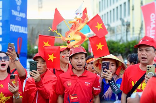 CĐV Việt Nam khuấy động không khí trước trận chung kết SEA Games